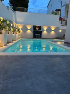 ein Pool vor einem Haus in der Unterkunft Apartments Imperium in Trogir