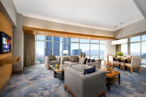 TV a/nebo společenská místnost v ubytování Jianguo Hotel Guangzhou