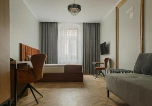 een hotelkamer met een bed en een bank bij Prinz Gregor in Braşov