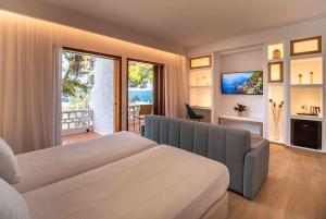 TV a/nebo společenská místnost v ubytování Wyndham Loutraki Poseidon Resort
