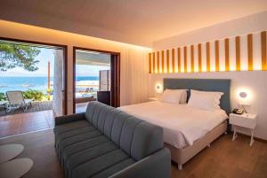 Postel nebo postele na pokoji v ubytování Wyndham Loutraki Poseidon Resort