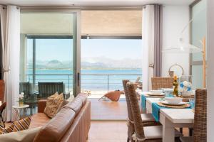 アルクーディアにあるCas Carboner Beach House by BeBreezeのソファとテーブルのあるリビングルーム