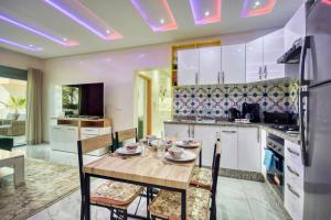 - une cuisine avec une table et des chaises en bois dans l'établissement Aladdin - Lunja - Luxe - piscines - 6 Px, à Agadir nʼ Aït Sa