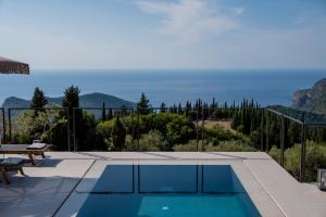 een zwembad met uitzicht op de bergen bij J&C Luxury Villa in Asos