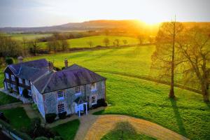 eine Luftansicht eines Hauses auf einem Feld in der Unterkunft Timberley Farm by Group Retreats in Pulborough