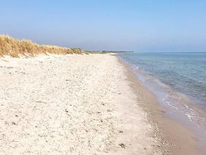 una playa de arena con el océano en el fondo en 6 person holiday home in S by, en Saeby