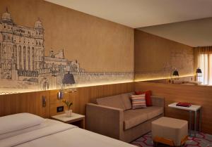 pokój hotelowy z łóżkiem i kanapą w obiekcie Hyatt Place Jaipur Malviya Nagar w mieście Dżajpur