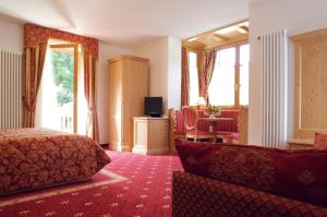 une chambre d'hôtel avec un lit et une chaise dans l'établissement Hotel Almazzago, à Commezzadura