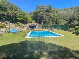 una piscina nel cortile di una casa di Bv-am 001-can Palome. ad Arenys de Munt