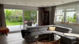 利林塔爾的住宿－Ferienwohnung Lilienthal，带沙发和玻璃桌的客厅