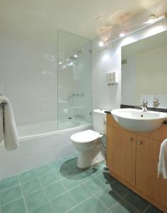 W łazience znajduje się toaleta, umywalka i prysznic. w obiekcie Metro Apartments On Darling Harbour w mieście Sydney