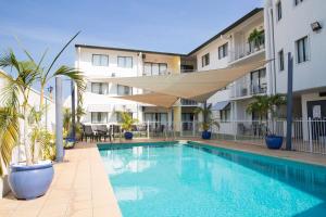 uma piscina em frente a um edifício em Metro Advance Apartments & Hotel em Darwin