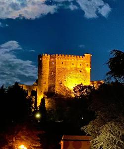 un castillo de noche con las luces encendidas en LA GINESTRA B&B en Fosdinovo