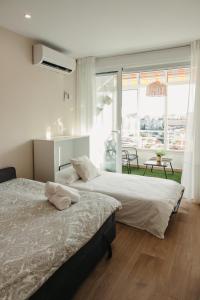 - une chambre avec un grand lit et une grande fenêtre dans l'établissement Saltillo Alto Sunset Balcony, à Torremolinos