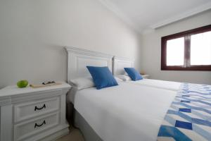 En eller flere senge i et værelse på Labranda Los Cocoteros