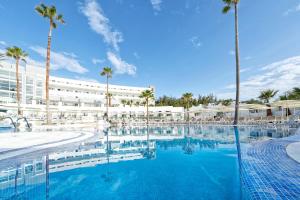 una gran piscina con palmeras y un edificio en Labranda Golden Beach Only Adults, en Costa Calma