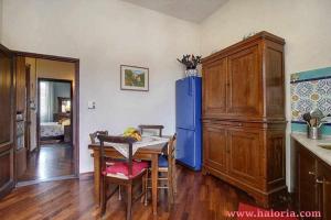 eine Küche mit einem Tisch und einem blauen Kühlschrank in der Unterkunft Spettacolare Vista Duomo Con Terrazza in Florenz