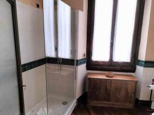ein Bad mit einer Dusche, einer Badewanne und einem Fenster in der Unterkunft Spettacolare Vista Duomo Con Terrazza in Florenz