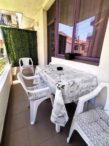 einen weißen Tisch und Stühle auf dem Balkon in der Unterkunft Guesthouse "Slavkova" in Sozopol