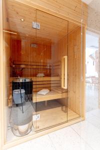 Habitación acristalada con aseo en una habitación en Penthouse Stradom by LoftAffair, en Cracovia