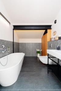 y baño con 2 lavabos y bañera. en Penthouse Stradom by LoftAffair, en Cracovia