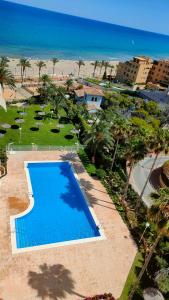 Una vista aérea de una piscina y la playa. en Tarja 1, en Alicante