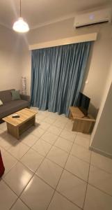 un soggiorno con divano e tavolo di Handra Apartment Seaview a Città di Kos