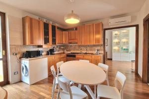 Nhà bếp/bếp nhỏ tại Casa le due terrazze - Pool