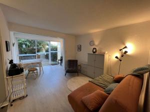 uma sala de estar com um sofá e uma janela em Appartement Valras-Plage, 2 pièces, 4 personnes - FR-1-701-68 em Valras-Plage