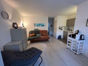 uma sala de estar com um sofá e uma mesa em Appartement Valras-Plage, 2 pièces, 4 personnes - FR-1-701-68 em Valras-Plage