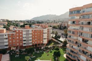 une vue aérienne sur une ville avec des bâtiments dans l'établissement Saltillo Alto Sunset Balcony, à Torremolinos