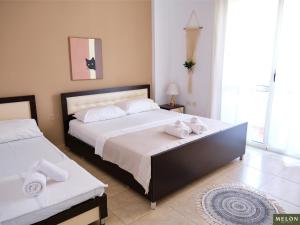 Säng eller sängar i ett rum på Kondo Stays - Melon Apartments
