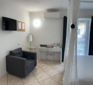 CENTRALE في أوريو آل سيريو: غرفة معيشة بها أريكة وشاح زواج