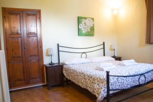 een slaapkamer met een bed en een houten kast bij Casa Punta Amore-WelcHome in Cannobio