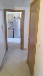 um corredor vazio com um frigorífico numa cozinha em appartement pour famille em Agadir