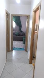 uma vista para uma sala de estar a partir de um corredor em appartement pour famille em Agadir