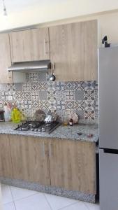 uma cozinha com um fogão e uma bancada em appartement pour famille em Agadir