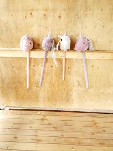 cuatro animales de peluche en un estante en una pared en Saunatupa, en Syöte
