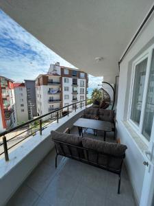- Balcón con sofá y mesa en un edificio en Balkonlu Lüks Eşyalı Aile Evi, en Sinope