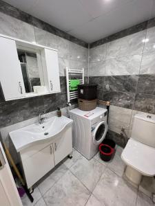 ein Badezimmer mit einem weißen Waschbecken und einem WC in der Unterkunft Balkonlu Lüks Eşyalı Aile Evi in Sinop