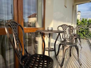 - Balcón con mesa y 2 sillas en Casa Manu, en Sibiu