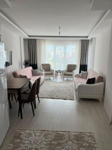 Sala de estar con 2 sofás y mesa en Balkonlu Lüks Eşyalı Aile Evi, en Sinope