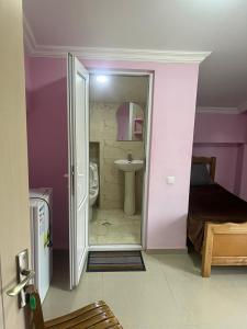 Cette chambre comprend une salle de bains pourvue d'un lavabo et d'un lit. dans l'établissement Hotel Lotus, à Ureki