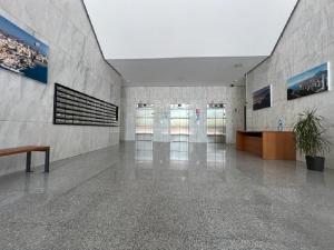 eine Lobby mit einer Reihe von Türen in einem Gebäude in der Unterkunft Gemelos 22-3-12 in Benidorm + 37 Fotos