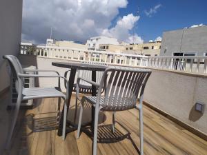 un tavolo e sedie su un balcone con vista sulla città di No. 38 Appartments a Sliema