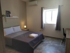 Un dormitorio con una cama con dos toallas encima. en No. 38 Appartments, en Sliema