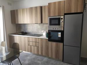 una cucina con frigorifero e forno a microonde di No. 38 Appartments a Sliema