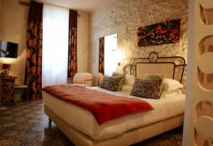 a bedroom with a large bed in a room at Le petit hotel in Saint-Rémy-de-Provence