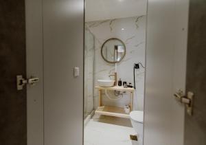 Kúpeľňa v ubytovaní ROH Suites + 37 fotografií