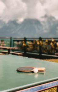una racchetta da ping-pong seduta sopra un tavolo di Posers Bergwelt a Schladming